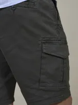 Bermuda cargo color marrón camel, confeccionada en twill con spandex, de calce cómodo y tiro medio. Cuenta con bolsillos laterales con solapa y bolsillos traseros con botón.