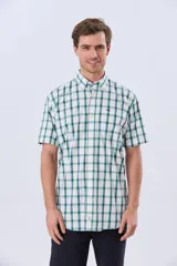 Camisa de manga corta a cuadros en tonos blanco, azul y gris, con cuello abotonado, bolsillo en el pecho y cierre frontal con botones.