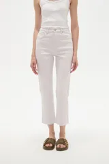 Pantalon jean de corte recto y tiro alto, color negro, con bolsillos laterales y traseros.