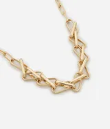 Collar corto dorado con eslabones rectangulares dobles.