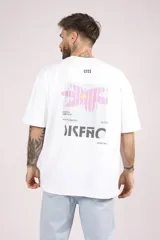 Remera blanca de algodón con cuello redondo, corte holgado y estampado pequeño en el frente.