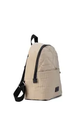 Mochila negra de tela capitoneada con bolsillo frontal amplio y asas ajustables. Incluye compartimento especial para iPad.