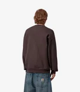 Buzo de algodón color azul con cuello redondo, puños y cintura acanalados. Tiene un corte holgado y un pequeño logo cuadrado bordado en el pecho.