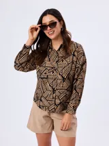 Camisa de manga larga con estampado geométrico en tonos tostado y negro, cuello camisero y cierre frontal de botones.