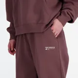 Pantalón de jogging color borgoña con logo de New Balance estampado en blanco en el muslo izquierdo.