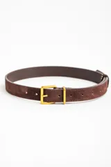 Cinto marrón de gamuza con hebilla cuadrada dorada.