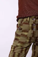 Pantalón de tiro alto confeccionado en pana color óxido. Presenta cierre frontal con botonadura metálica, bolsillos plaqué laterales y diseño de pierna flare.