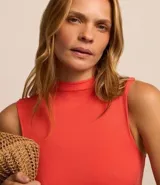 Blusa sin mangas de calce ajustado, confeccionada en tejido de viscosa con textura acanalada y cuello alto.