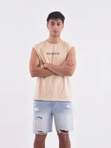 Musculosa negra oversize con estampado frontal que dice "Move ahead".