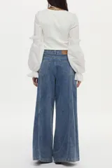 Blusa de rib y popelina color blanco, con calce al cuerpo, escote cuadrado y mangas voluminosas con volados.