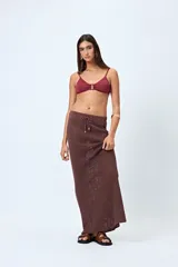 Falda larga tejida color marrón oscuro, con trama calada y cordón ajustable en la cintura.