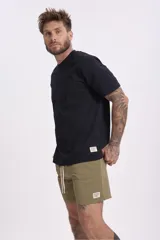 Remera negra de manga corta y cuello redondo, de corte holgado.