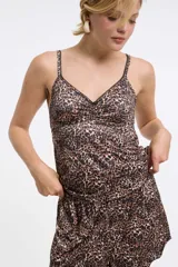 Musculosa de tirantes finos regulables con escote corazón, detalle de frunce en el pecho y ribete de encaje negro. Está confeccionada en microfibra con estampado animal print.