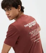Remera de algodón color bordó, con cuello redondo, manga corta y corte comfort. Presenta un estampado localizado en el pecho con el texto 'The Pathfinders Movement'.