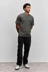 Remera de manga corta y cuello redondo, de corte clásico y color marrón.