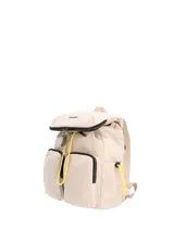 Mochila Hush Puppies color crema, confeccionada en poliéster reciclado acolchado. Cuenta con un compartimento principal con solapa y cierre de cordón, doble bolsillo frontal con cierre, bolsillos laterales con cordón ajustable y correas regulables.