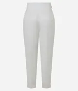 Pantalón de sastrería corte carrot, color blanco, con cintura alta, pliegues frontales y bajo con dobladillo italiano.