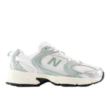 Championes New Balance modelo 530, con diseño retro de running. Presentan una base de malla blanca con superposiciones de cuero sintético en color blanco, detalles en verde menta y acentos plateados. Cuentan con entresuela amortiguada y suela de goma negra.