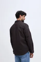 Sobrecamisa de algodón con efecto lavado y bolsillos frontales con solapa.