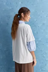 Remera de manga corta negra de algodón, con silueta relajada, cuello redondo y tajos laterales.
