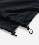 Pantalón cargo negro de corte recto con bolsillos laterales tipo cargo. Presenta cintura elástica con cordón de ajuste y sistema de tiradores en la parte inferior para regular el largo, permitiendo convertirlo en bermuda.