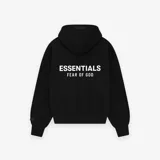 Hoodie de Fear of God Essentials color negro, de corte boxy fit, con capucha y bolsillo tipo canguro. Presenta el texto 'ESSENTIALS FEAR OF GOD' estampado en la espalda.