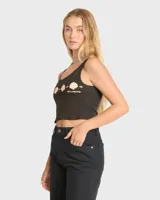 Top negro de Billabong modelo Into The Sea Tank, con diseño corto y tirantes anchos. Presenta un estampado frontal con detalles de conchas marinas y la inscripción de la marca.