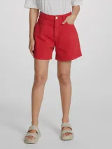 Short de jean de tiro alto, color rojo, con cierre frontal de botón y cremallera, y bolsillos laterales.