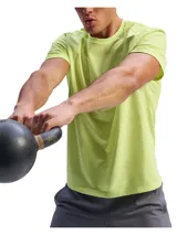 Remera deportiva de manga corta marca Under Armour, color verde lima, de cuello redondo y corte clásico.