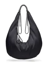 Bolso tipo hobo de diseño ergonómico y minimalista en color negro, con tecnología resistente al agua. Presenta una estructura curva, correas ajustables con detalles de cordones técnicos y cierre principal con tiradores multifuncionales.