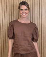 Blusa marrón de puro lino con cuello redondo y mangas cortas abullonadas con puños elastizados.