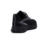 Zapatillas urbanas negras con suela gruesa y detalles plateados.