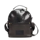 Mochila de cuero combinado en color negro, con parte superior en textura efecto croco y parte inferior en cuero liso. Cuenta con cierre principal, bolsillo frontal con cierre, asa superior y correas ajustables.