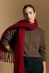 Polera de tejido de punto color blanco, con cuello alto acanalado, hombros caídos y detalle de costura vertical en el frente.