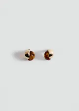 Aros cortos de diseño combinado, pequeños y de cierre a presión, elaborados con una mitad en metal dorado brillante y la otra mitad en resina con estampado carey.