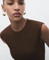 Camiseta sin mangas de color marrón, con cuello redondo, tirantes anchos y diseño entallado de tejido elástico.