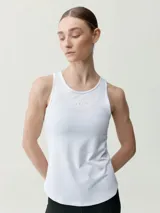 Musculosa deportiva Daila 2.0 de color blanco, confeccionada en tejido técnico con cuello redondo y diseño sin mangas.