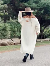 Tapado largo color crudo, tejido a mano en lana virgen sin teñir.