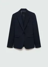 Blazer entallado de color azul marino con cuello de solapa con muesca, hombros estructurados y cierre frontal de un botón. Presenta diseño recto con pinzas, dos bolsillos de ribete delanteros y abertura posterior.