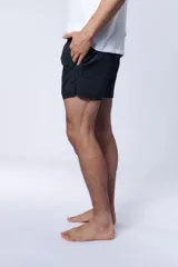 Short de baño negro de corte clásico y diseño liso, con cintura elástica.