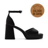 Sandalias de vestir de cuero color crudo, con plataforma y taco cuadrado alto. Tira fina con hebilla alrededor del tobillo.