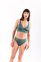 Conjunto de bikini azul con elástico debajo del busto y en la cintura, con detalles de rayas horizontales en tonos naranja, blanco y azul.