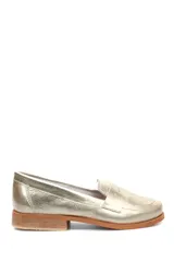 Mocasines de cuero color dorado con suela plana y taco bajo de madera.
