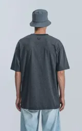 Remerón de algodón premium americano, color gris oscuro melange, con corte extra oversize, hombros caídos y cuello redondo rib al tono.