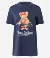 Remera de algodón color azul marino, con cuello redondo y manga corta. Presenta un estampado frontal de un oso con ropa deportiva levantando pesas, acompañado de la frase 'I Wanna Go Home'.