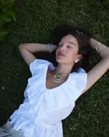 Aros tipo botón dorados con textura irregular que simula la superficie de un molusco.