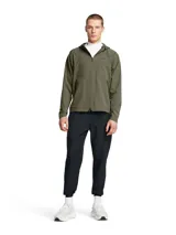 Joggers deportivos Under Armour modelo Unstoppable, confeccionados en tejido técnico elástico con tecnología UA Storm repelente al agua. Presentan corte ajustado en las piernas, cintura elástica con cordón interno, bragueta funcional con cierre a presión, bolsillos laterales y bolsillo trasero con cremallera sellada.