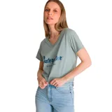 Remera verde con cuello en V y logo de Caterpillar estampado en el frente.