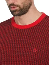 Sweater de punto con diseño jacquard bitono en rojo y negro, cuello redondo y logo bordado en el pecho.