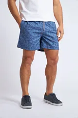 Short de baño con estampado floral en tonos celestes, cuenta con cintura elástica con cordón ajustable, bolsillos laterales y bolsillo trasero.